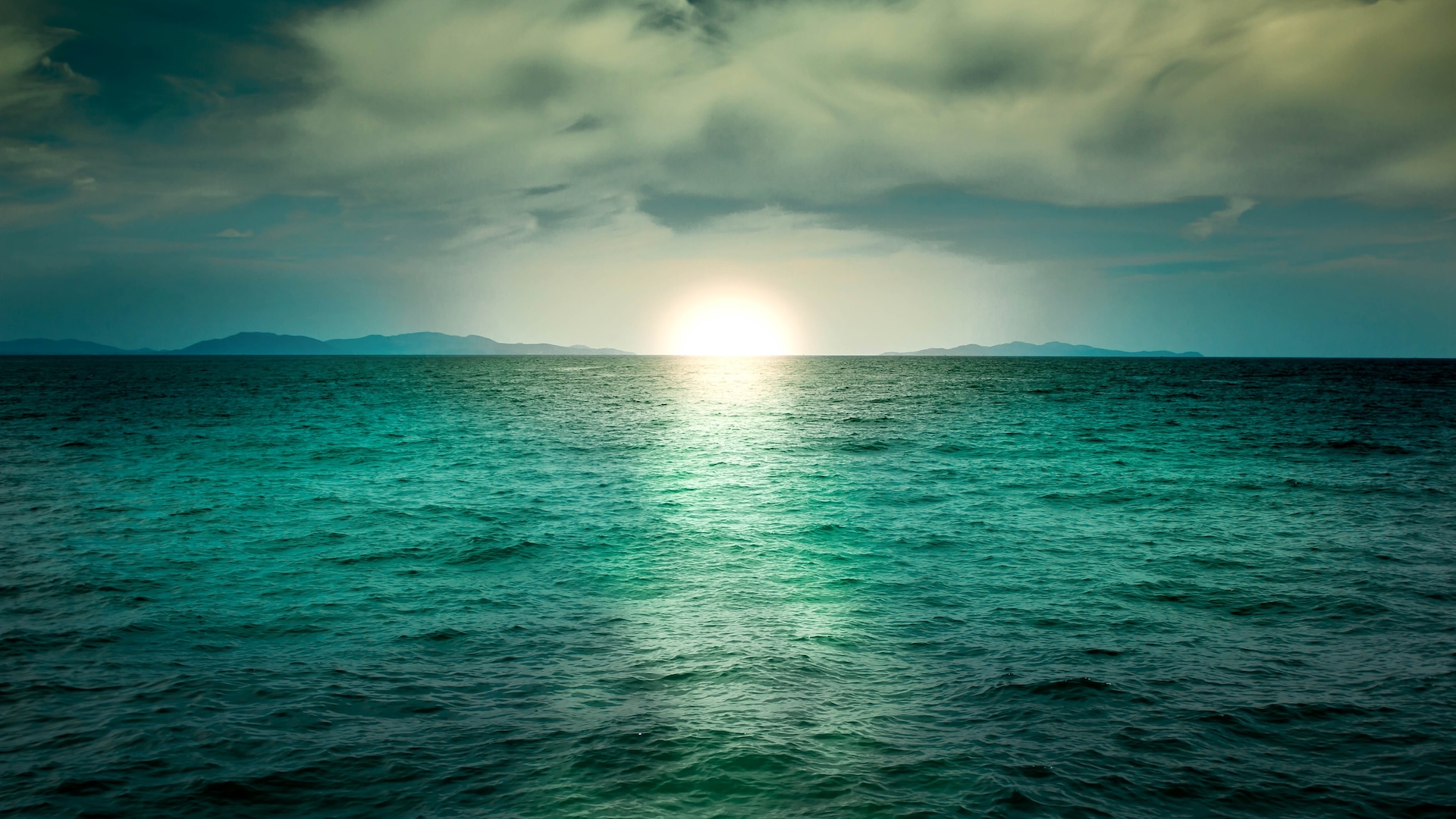 a photo of the ocean with a green tint